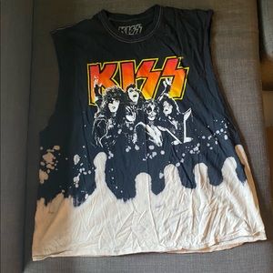 kiss graphic cutout tee